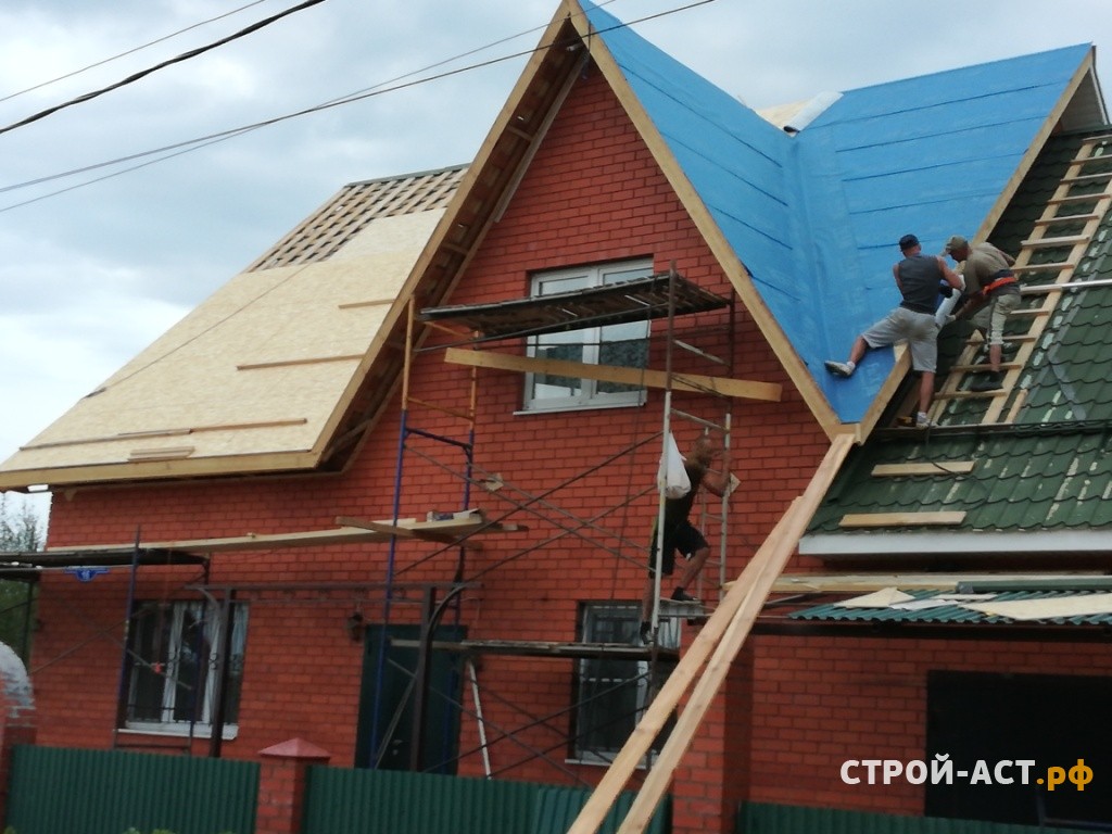 Реконструкция крыши жилого дома. Старое покрытие металлочерепица, новое  покрытие гибкая черепица Деке Кельн цвет Мята с отделкой дымохода  металлическим коробом » 